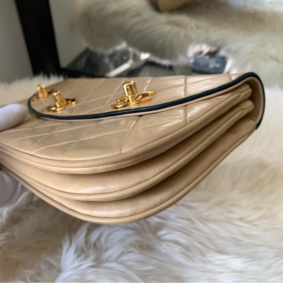 ❌SOLD❌Vintage Chanel beige lambskin triple CC clutch bag - Picture 3 of 10